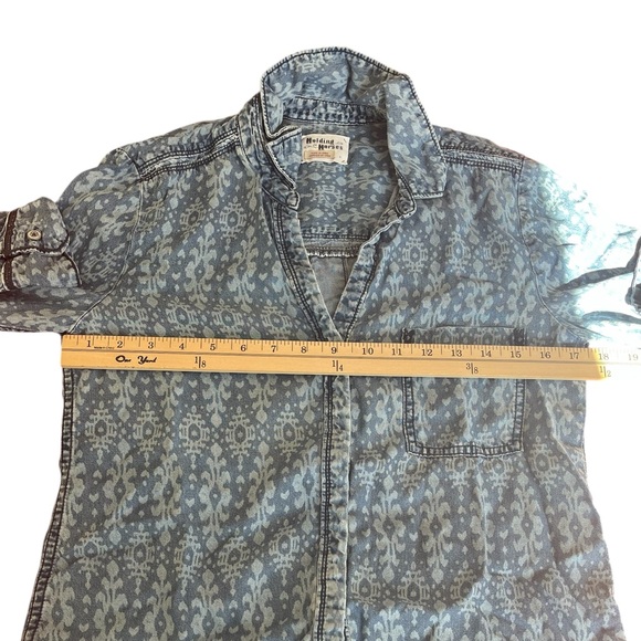 Holding Horses Anthropologie Button up top Sz 4 Denim/Chambray - Picture 14 of 16